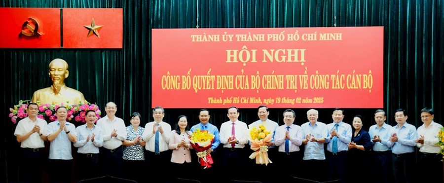 Đồng chí Nguyễn Văn Nên cùng Ban Thường vụ Thành ủy TPHCM tặng hoa chúc mừng đồng chí Nguyễn Văn Được và đồng chí Phan Văn Mãi