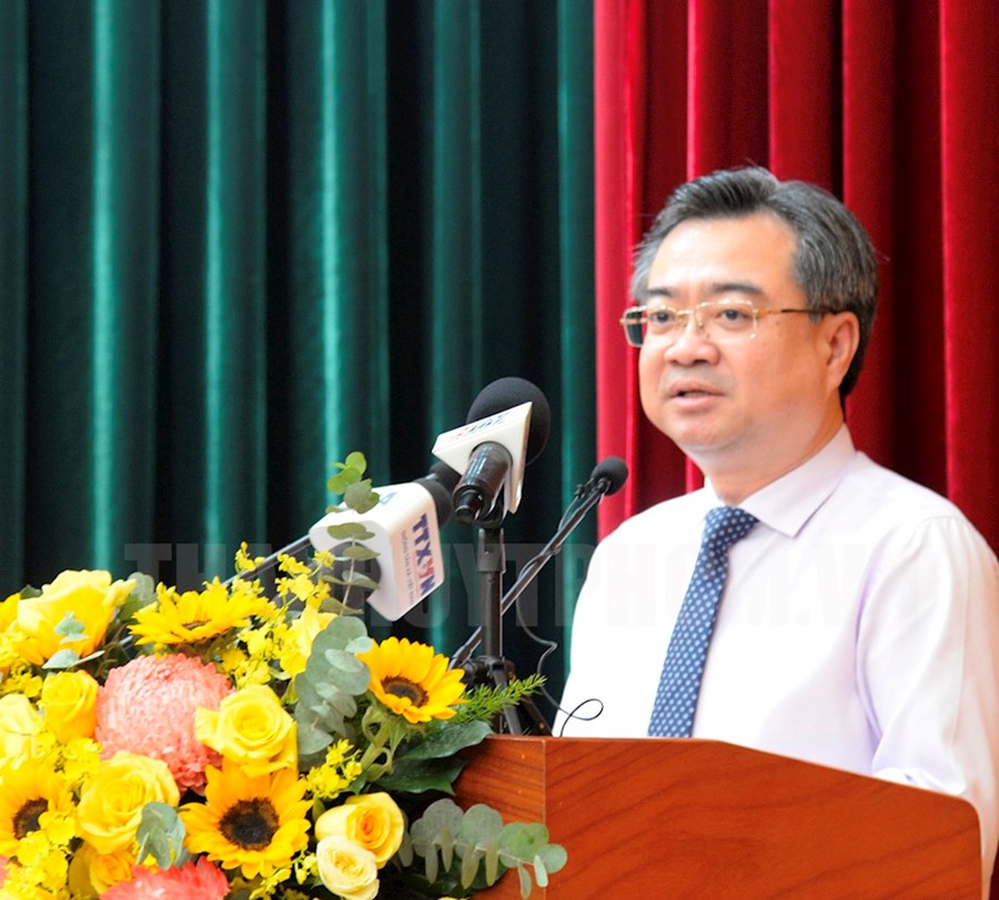 Đồng chí Nguyễn Thanh Nghị công bố quyết định tại hội nghị