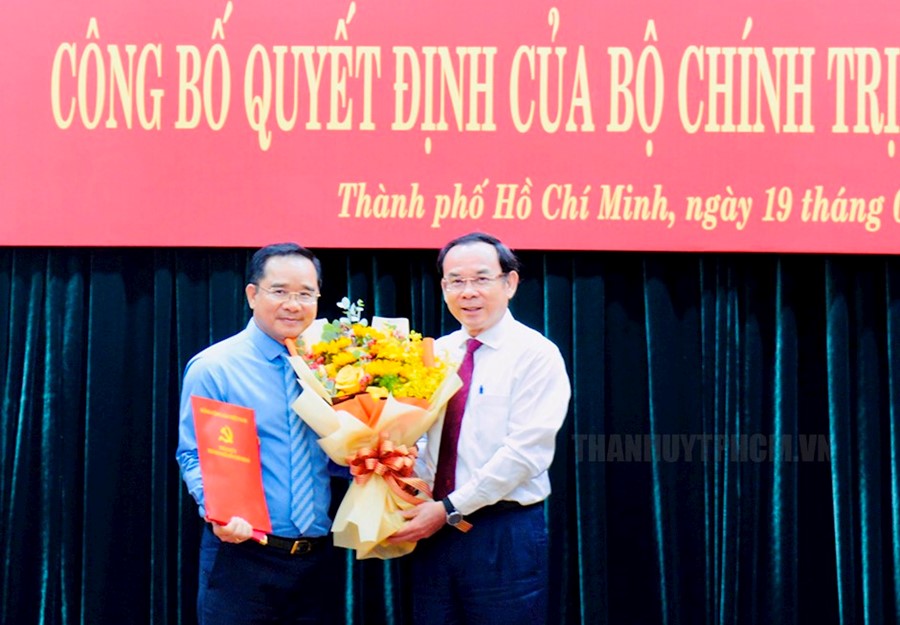 Đồng chí Nguyễn Văn Nên trao quyết định và tặng hoa chúc mừng đồng chí Nguyễn Văn Được