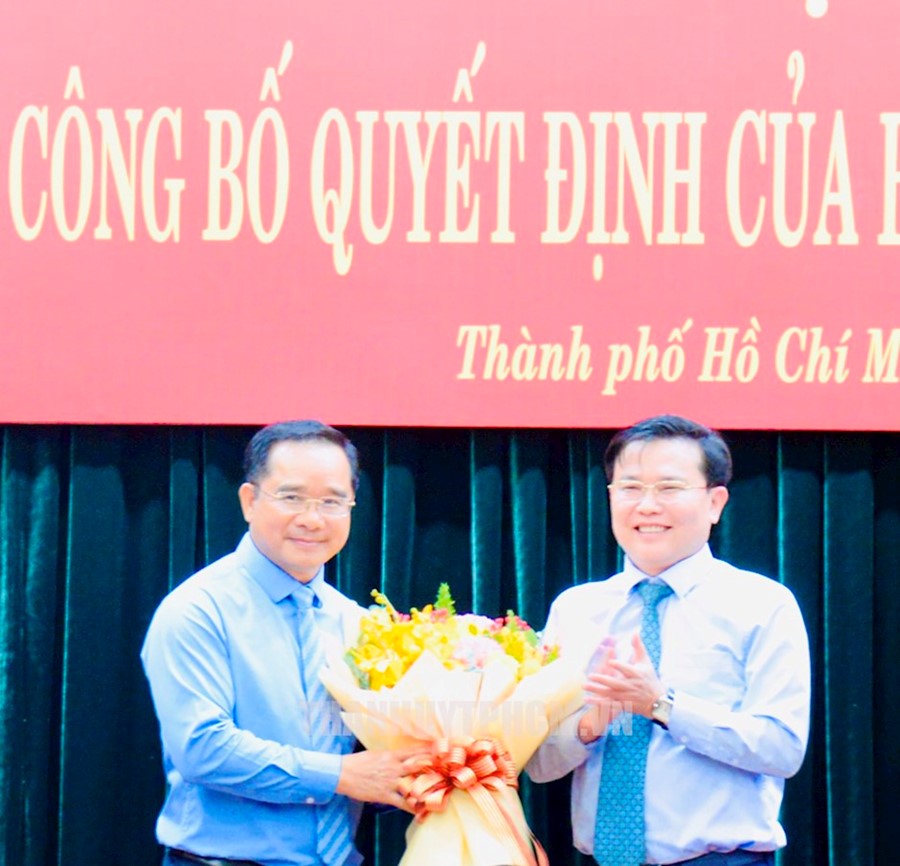 Đại diện Tỉnh ủy Long An tặng hoa chúc mừng đồng chí Nguyễn Văn Được