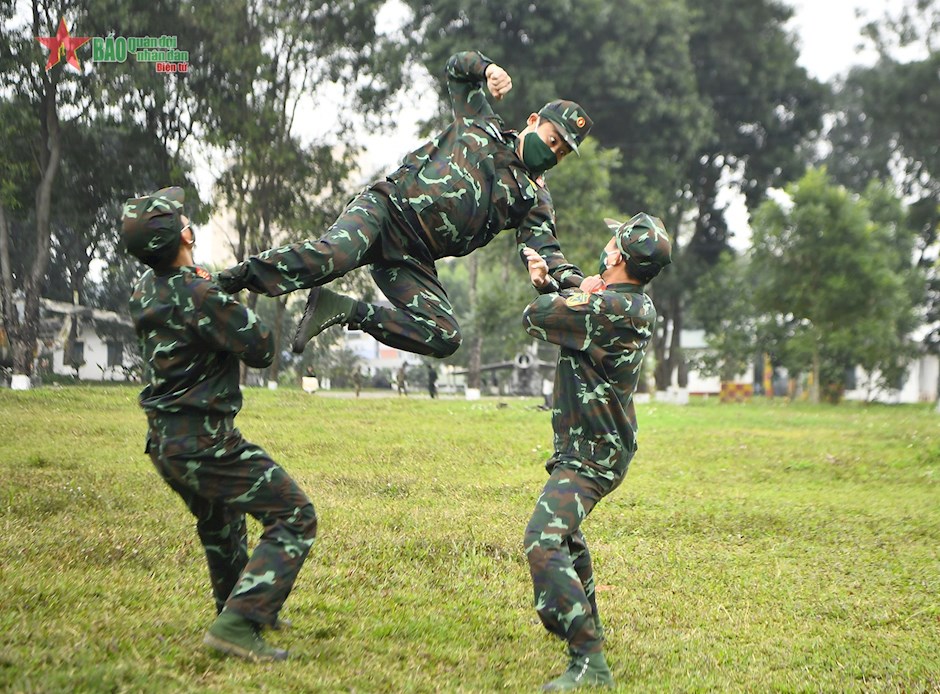 Bộ Đội Thép” Khổ Luyện