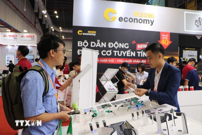 Khách tham quan Triển lãm công nghiệp và sản xuất Việt Nam. (Ảnh: TTXVN)