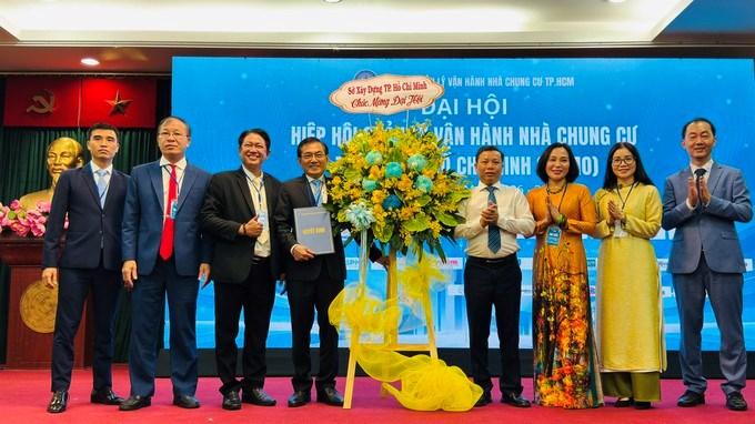 L&atilde;nh đạo Sở X&acirc;y dựng TPHCM tặng hoa ch&uacute;c mừng đại hội. (Ảnh: SGGP)