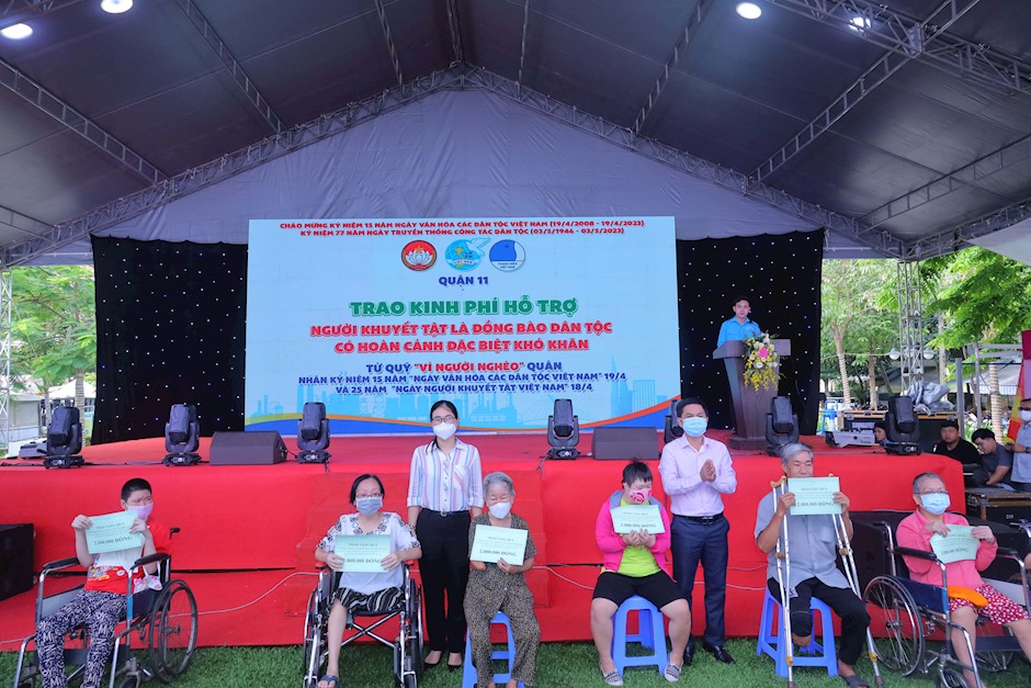 Đồng chí Trần Thị Bích Trâm trao quà cho người khuyết tật có hoàn cảnh khó khăn tại Ngày hội Văn hóa các dân tộc Việt Nam của Quận 11
