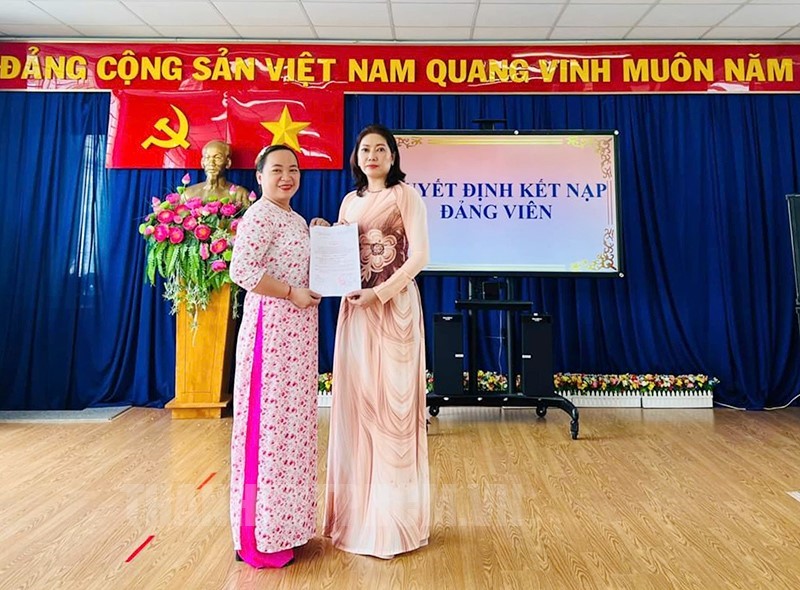 Cô giáo Đoàn Thị Thu Trang nhận Quyết định kết nạp đảng viên từ Bí thư Chi bộ, Hiệu trưởng Huỳnh Thị Phương Thảo
