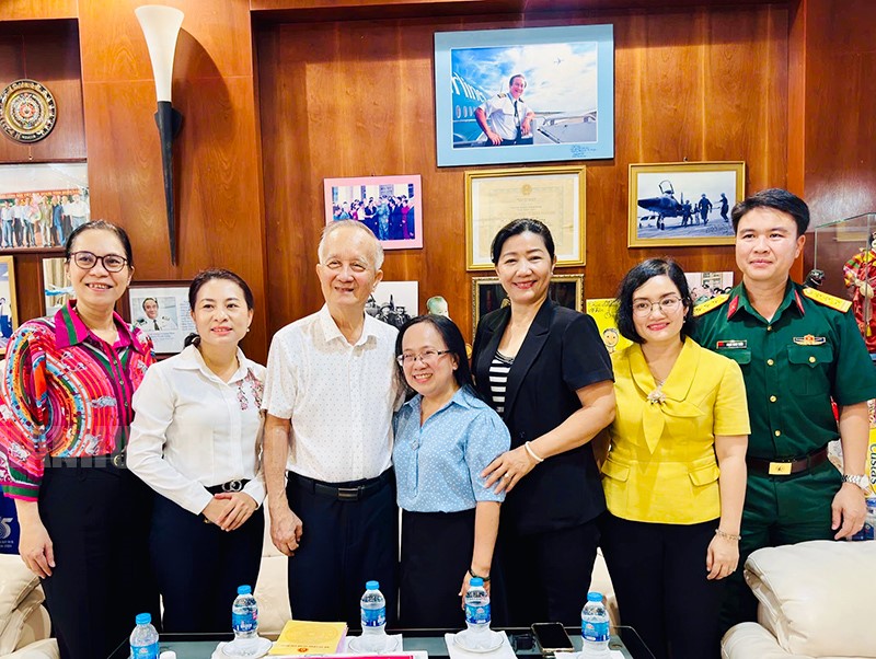 Đồng chí Nguyễn Thị Bạch Mai cùng các thành viên trong đoàn đến thăm Đại tá Nguyễn Thành Trung, Anh hùng lực lượng vũ trang nhân dân.