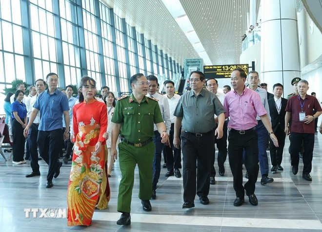 Thủ tướng Phạm Minh Chính thăm công trình Nhà ga T3 Cảng hàng không quốc tế Tân Sơn Nhất, Thành phố Hồ Chí Minh. (Ảnh: TTXVN)