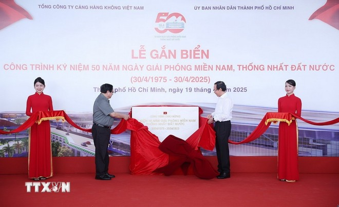 Thủ tướng Phạm Minh Chính và Bí thư Thành ủy Thành phố Hồ Chí Minh Nguyễn Văn Nên và các đại biểu gắn biển công trình Nhà ga T3, Cảng hàng không quốc tế Tân Sơn Nhất chào mừng kỷ niệm 50 năm Ngày Giải phóng miền Nam, thống nhất đất nước. (Ảnh: TTXVN)