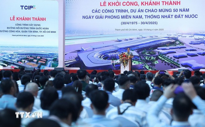 Thủ tướng Phạm Minh Chính phát biểu tại Lễ khởi công, khánh thành dự án trọng điểm Quốc gia và các công trình lớn. (Ảnh: TTXVN)