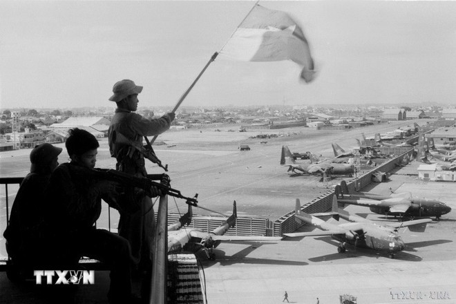 Cờ giải phóng tung bay trên sân bay Tân Sơn Nhất, ngày 30/4/1975. (Ảnh: TTXVN)