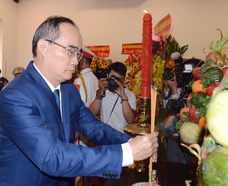 Bí thư Thành ủy TP Nguyễn Thiện Nhân thực hiện nghi thức dâng hương tưởng niệm Chủ tịch Hồ Chí Minh tại Bảo tàng Hồ Chí Minh – Chi nhánh TPHCM.