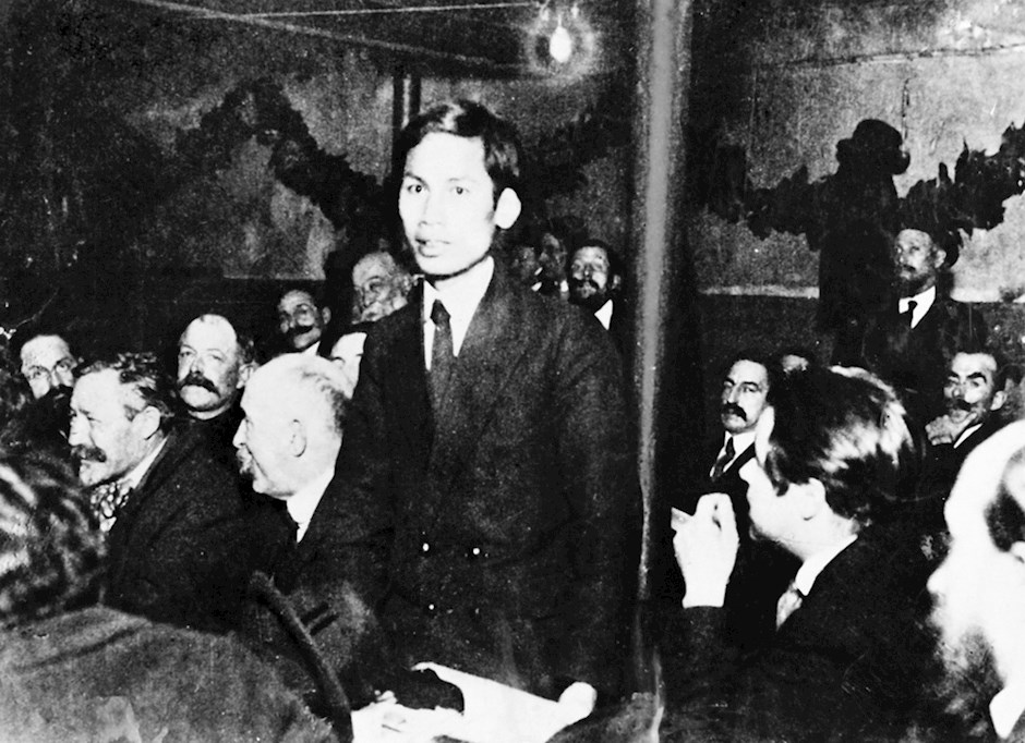 Tháng 12 năm 1920, lấy tên Nguyễn Ái Quốc, Người tham dự Đại hội lần thứ XVIII của Đảng Xã hội Pháp ở Tua (Tours). Tại Đại hội, Người bỏ phiếu tán thành Quốc tế III, tham gia thành lập Đảng Cộng sản Pháp và trở thành người Cộng sản đầu tiên của Việt Nam.