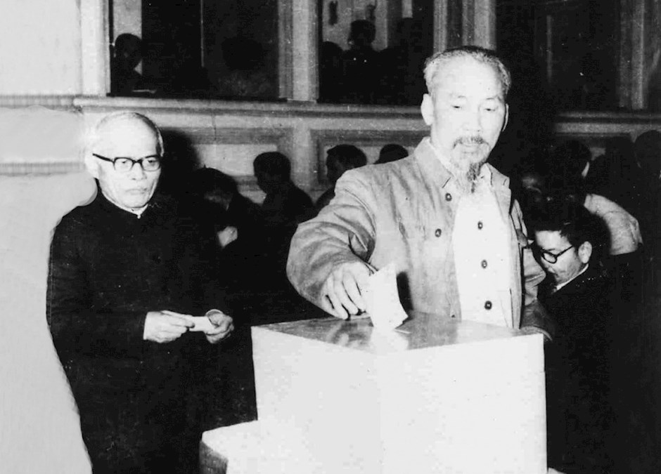 Chủ tịch Hồ Chí Minh bỏ phiếu bầu Ban Thường trực Quốc hội khóa I, tháng 01 năm 1957.