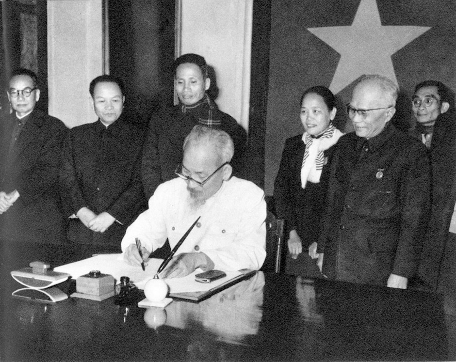 Chủ tịch Hồ Chí Minh ký sắc lệnh công bố Hiến pháp nước Việt Nam Dân chủ Cộng hòa, ngày 01 tháng 01 năm 1960.