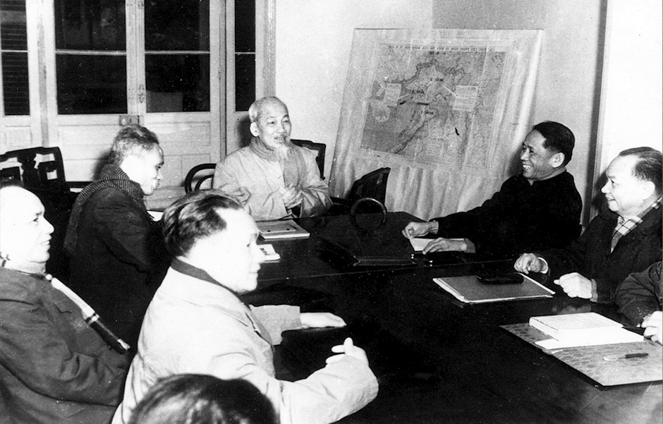 Chủ tịch Hồ Chí Minh và Bộ Chính trị họp về tình hình và nhiệm vụ chống Mỹ cứu nước, ngày 28 tháng 12 năm 1967.