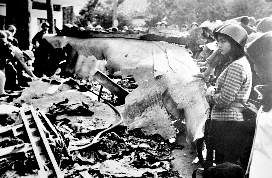 Thực hiện mong ước của Chủ tịch Hồ Chí Minh “đánh cho Mỹ cút, đánh cho ngụy nhào”, Nhân dân cả nước tiếp tục kháng chiến với tinh thần quật khởi. Ảnh: Xác máy bay B-52 của Mỹ bị quân và dân Hà Nội bắn rơi trong chiến thắng Hà Nội - Điện Biên Phủ trên không, tháng 12 năm 1972.