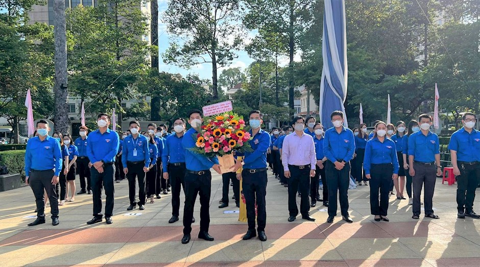 Các đại biểu dâng hoa nhân dịp 132 năm Ngày sinh Chủ tịch Hồ Chí Minh