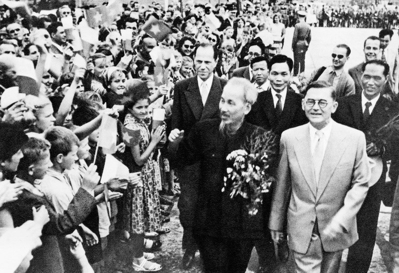 Trong quá trình hoạt động cách mạng, Chủ tịch Hồ Chí Minh luôn để lại ấn tượng sâu sắc trong lòng bạn bè thế giới và nhận được sự ủng hộ lớn lao, cũng như tình cảm nồng ấm của Nhân dân các nước. (Ảnh: Lãnh đạo Đảng, Nhà nước Ba Lan cùng đông đảo người dân Thủ đô Warszawa nhiệt liệt chào mừng Chủ tịch Hồ Chí Minh và Đoàn đại biểu Chính phủ Việt Nam Dân chủ Cộng hòa thăm chính thức Ba Lan, ngày 21 tháng 7 năm 1957)