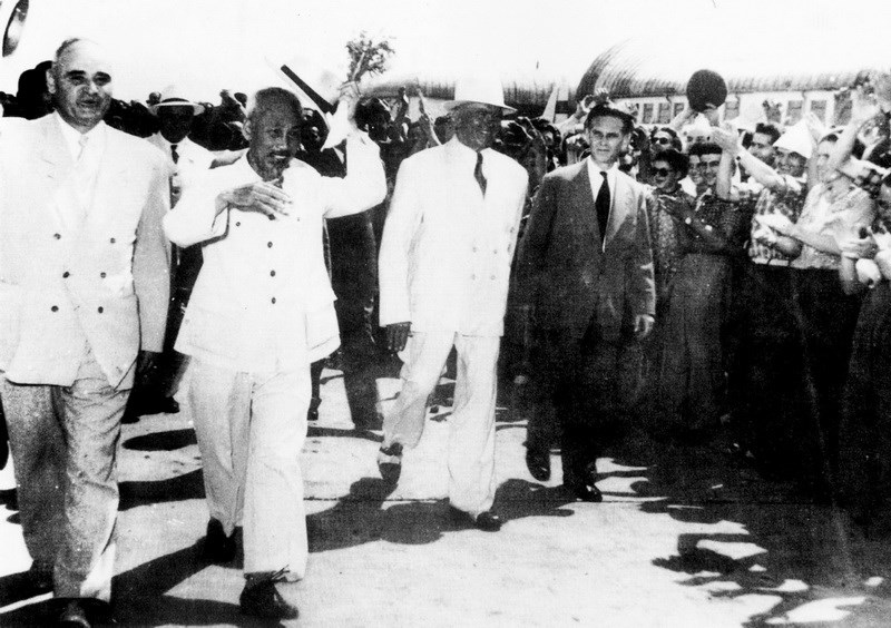 Chủ tịch Hồ Chí Minh được đón tiếp nồng nhiệt tại sân bay Matxcơva trong chuyến thăm Liên Xô, tháng 8 năm 1957