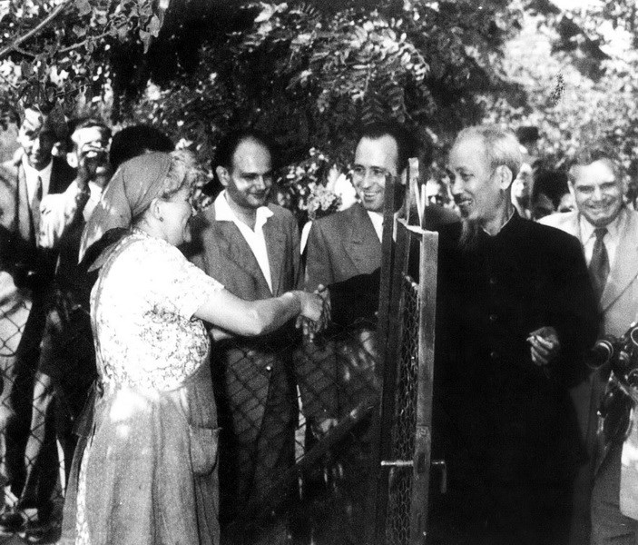 Chủ tịch Hồ Chí Minh thăm một gia đình công nhân ở Thủ đô Budapest trong chuyến thăm hữu nghị đầu tiên tới nước Cộng hòa nhân dân Hungary, tháng 8 năm 1957