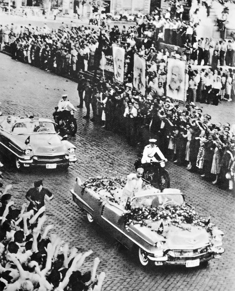 Đông đảo Nhân dân Thủ đô Sofia nồng nhiệt chào mừng Chủ tịch Hồ Chí Minh thăm hữu nghị chính thức Bulgaria, tháng 8 năm 1957