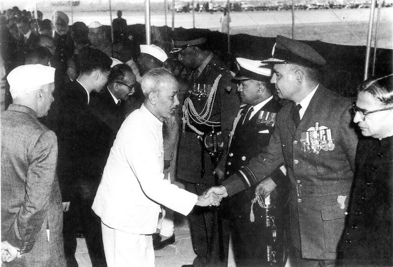 Chủ tịch Hồ Chí Minh dẫn đầu Đoàn đại biểu Chính phủ nước Việt Nam Dân chủ Cộng hòa thăm hữu nghị chính thức nước Cộng hòa Ấn Độ. Chuyến đi nhằm thắt chặt hơn nữa tình hữu nghị giữa hai nước, đồng thời tăng cường tình đoàn kết giữa các dân tộc Á - Phi và lực lượng gìn giữ hòa bình thế giới, tháng 02 năm 1958