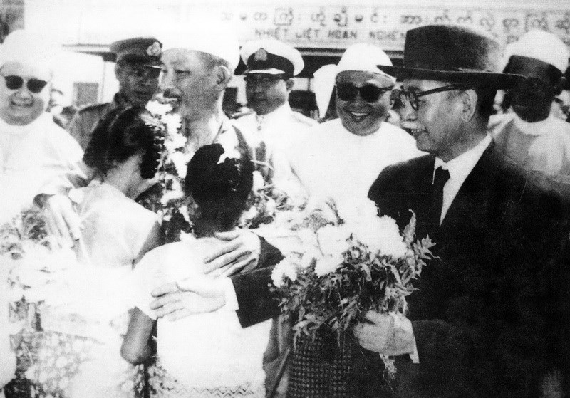 Chủ tịch Hồ Chí Minh và Phó Thủ tướng Phan Kế Toại trong Đoàn đại biểu Chính phủ nước Việt Nam Dân chủ Cộng hòa nhận hoa chào mừng của thiếu nhi Miến Điện, tháng 02 năm 1958