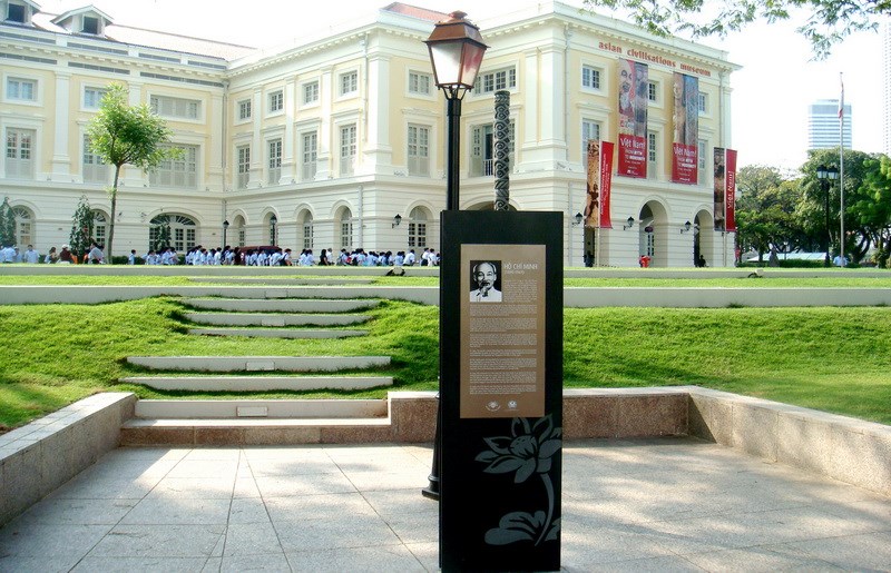 Bia tưởng niệm Chủ tịch Hồ Chí Minh tại Công viên Bảo tàng Văn minh châu Á, bên bờ sông Singapore, nơi Bác đã đến năm 1933