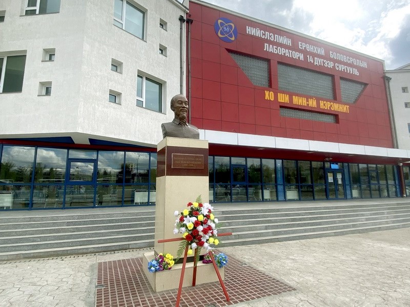 Tượng đài Chủ tịch Hồ Chí Minh tại Trường trung học Hồ Chí Minh, Thủ đô Ulanbato, Mông Cổ. Tại đây còn trưng bày nhiều tài liệu, hiện vật về cuộc đời hoạt động cách mạng của Chủ tịch Hồ Chí Minh, về mối quan hệ hợp tác, hữu nghị giữa hai nước Việt Nam - Mông Cổ