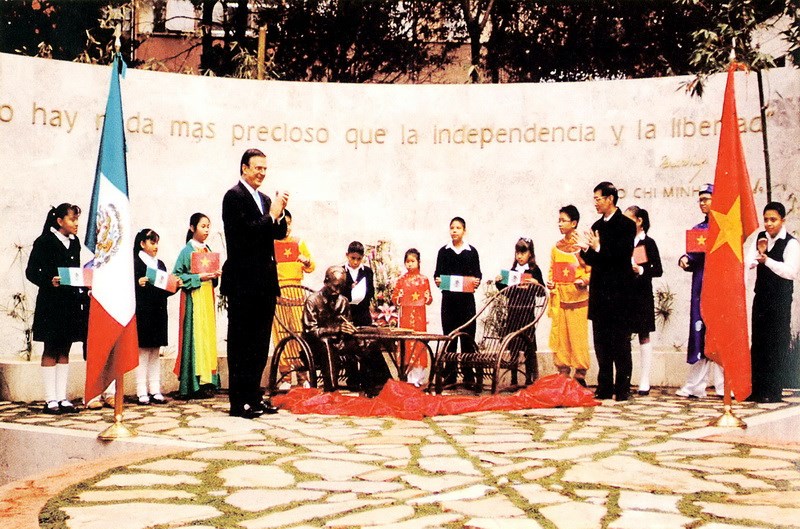 Lễ khánh thành Tượng đài Chủ tịch Hồ Chí Minh trong Công viên “Tự do cho các dân tộc” tại Trung tâm lịch sử của Thủ đô Mexico, ngày 16 tháng 01 năm 2009