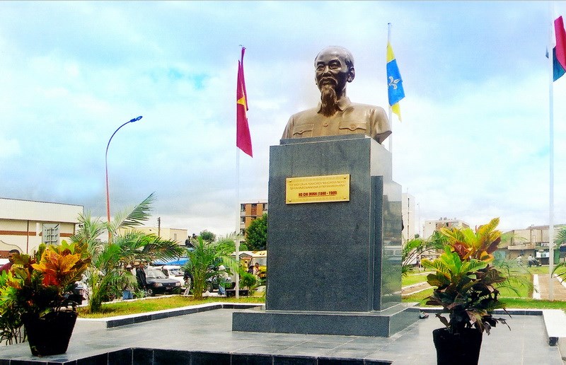 Tượng Chủ tịch Hồ Chí Minh đặt trong công viên mang tên Người ở Thủ đô Antananarivo, Madagasca. Phía bên dưới có tấm biển đồng khắc câu nói nổi tiếng của Người: "Không có gì quý hơn độc lập, tự do"