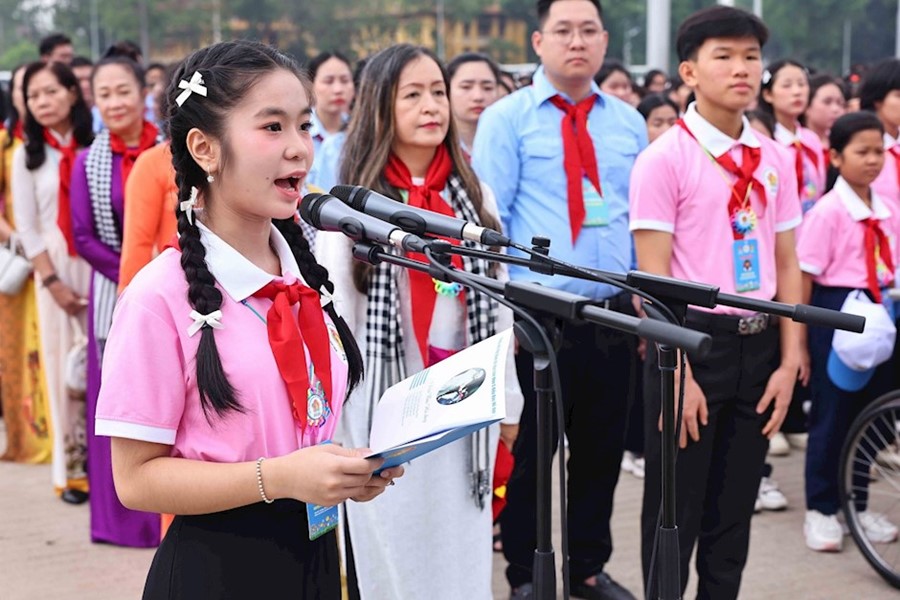 Đoàn đại biểu dự Đại hội Cháu ngoan Bác Hồ vào Lăng viếng Chủ tịch Hồ Chí Minh. (Ảnh: TTXVN)