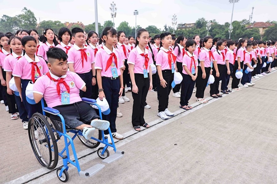 Đoàn đại biểu dự Đại hội Cháu ngoan Bác Hồ vào Lăng viếng Chủ tịch Hồ Chí Minh. (Ảnh: TTXVN)