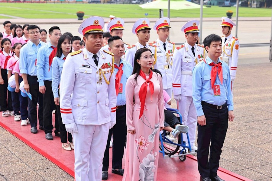 Đoàn đại biểu dự Đại hội Cháu ngoan Bác Hồ vào Lăng viếng Chủ tịch Hồ Chí Minh. (Ảnh: TTXVN)