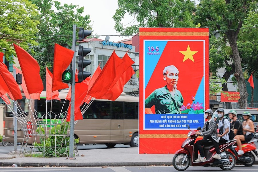 Hà Nội rực rỡ cờ hoa chào mừng 135 năm Ngày sinh Chủ tịch Hồ Chí Minh. (Ảnh: TTXVN)