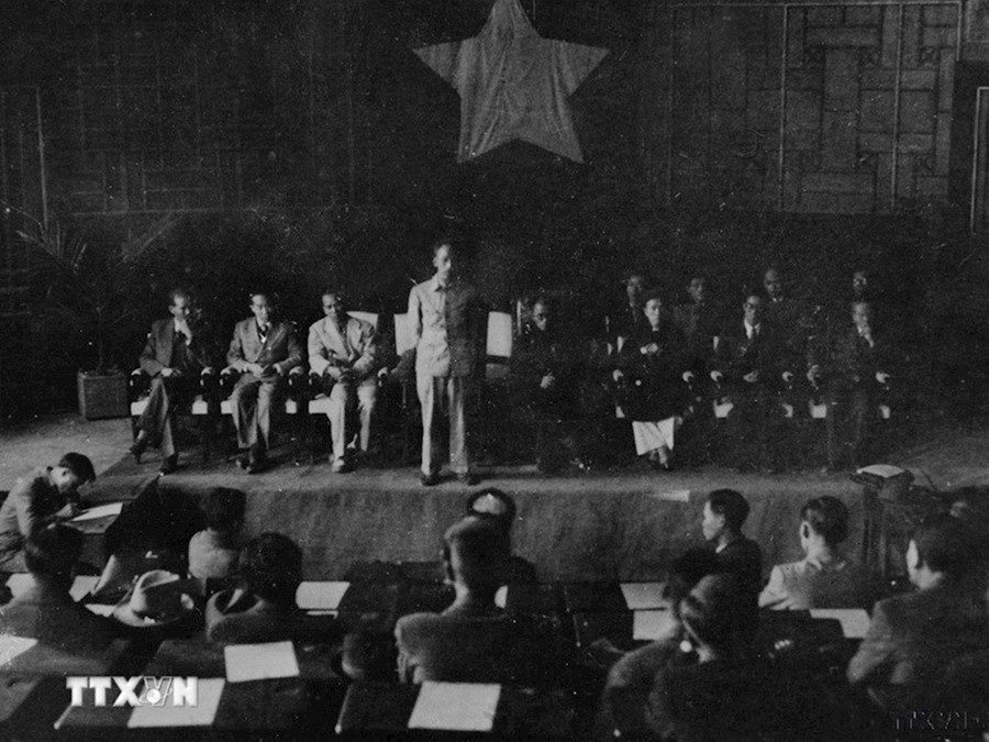 Từ chàng thanh niên yêu nước Nguyễn Tất Thành rời bến cảng Nhà Rồng năm 1911 ra đi tìm đường cứu nước, Người đã bôn ba khắp năm châu, tiếp thu chủ nghĩa Marx-Lenin và tìm ra con đường cách mạng vô sản để giải phóng dân tộc. (Nguồn: TTXVN)