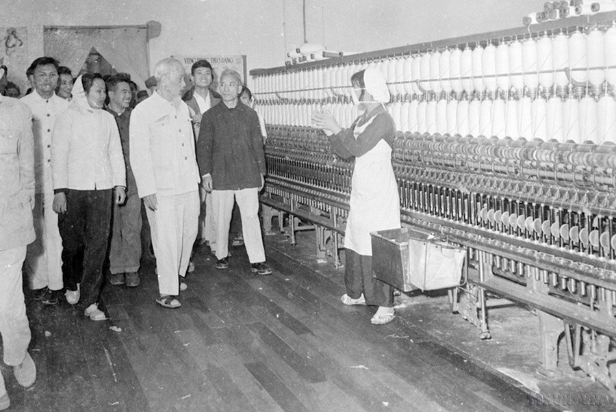 Chủ tịch Hồ Chí Minh đến thăm Nhà máy dệt 8/3 và dự lễ khánh thành nhà máy, ngày 8/3/1965. (Ảnh: TTXVN)