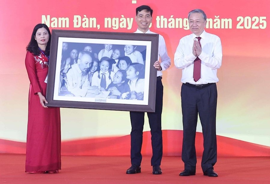 Chiều 15/5/2025, trong chuyến công tác tại tỉnh Nghệ An, Tổng Bí thư Tô Lâm đến thăm và tặng phòng học STEM cho Trường Trung học Phổ thông Kim Liên, huyện Nam Đàn. (Ảnh: TTXVN)