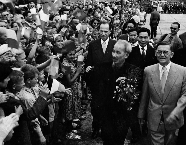 Lãnh đạo Đảng, Nhà nước Ba Lan cùng đông đảo người dân thủ đô Warsaw nồng nhiệt chào đón Chủ tịch Hồ Chí Minh thăm chính thức Ba Lan, ngày 21/7/1957 (ảnh trái) và Chủ tịch Hồ Chí Minh đến thăm thiếu niên Bulgaria tại Cung Thiếu niên ở thủ đô Sofia (16/8/1957). (Ảnh: TTXVN)