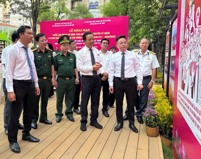 Đại biểu, khách mời tham quan triển lãm tranh cổ động tấm lớn tuyên truyền kỷ niệm 136 năm Ngày sinh Chủ tịch Hồ Chí Minh sáng 18-5 tại TPHCM. Ảnh: Thiên Bình