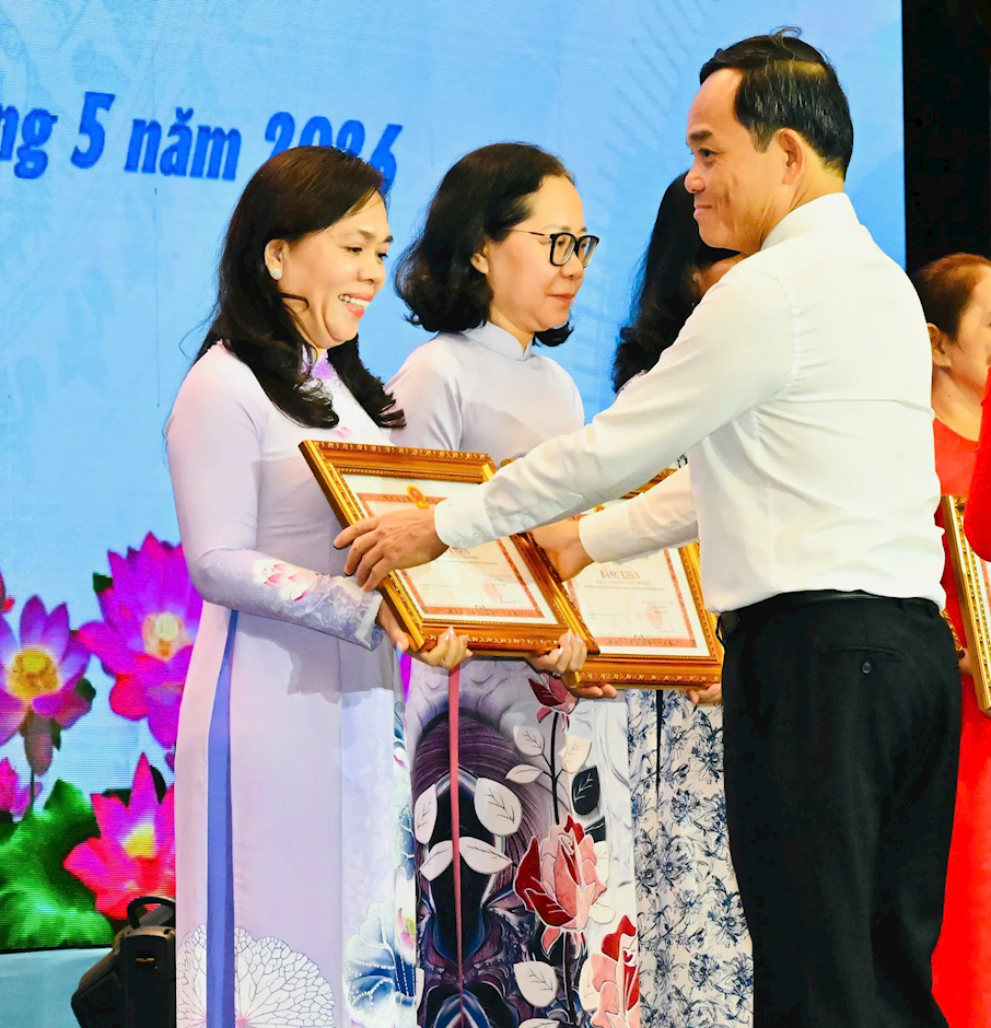 Bí thư Thành ủy TPHCM Trần Lưu Quang trao Bằng khen đến các điển hình. Ảnh: Việt Dũng