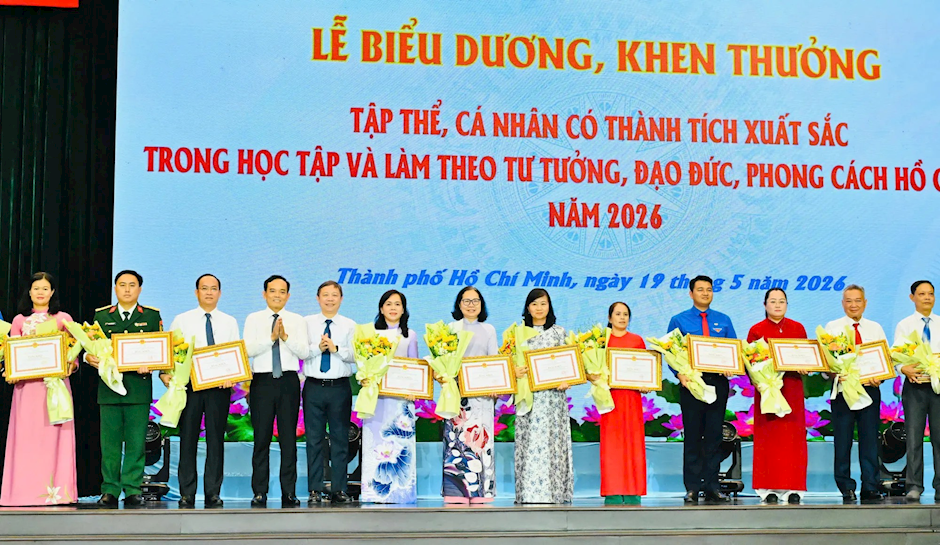 Bí thư Thành ủy TPHCM Trần Lưu Quang cùng Trưởng Ban Tuyên giáo và Dân vận Thành ủy TPHCM Dương Anh Đức chúc mừng các điển hình được tuyên dương. Ảnh: Việt Dũng