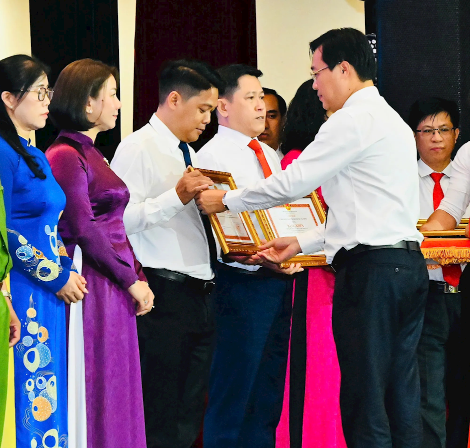 Phó Bí thư Thường trực Thành ủy TPHCM Lê Quốc Phong trao Bằng khen đến các điển hình. Ảnh: Việt Dũng
