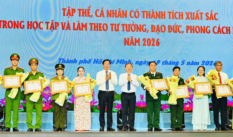 Phó Bí thư Thường trực Thành ủy TPHCM Lê Quốc Phong cùng Trưởng Ban Tuyên giáo và Dân vận Thành ủy TPHCM Dương Anh Đức chúc mừng các điển hình được tuyên dương. Ảnh: Việt Dũng