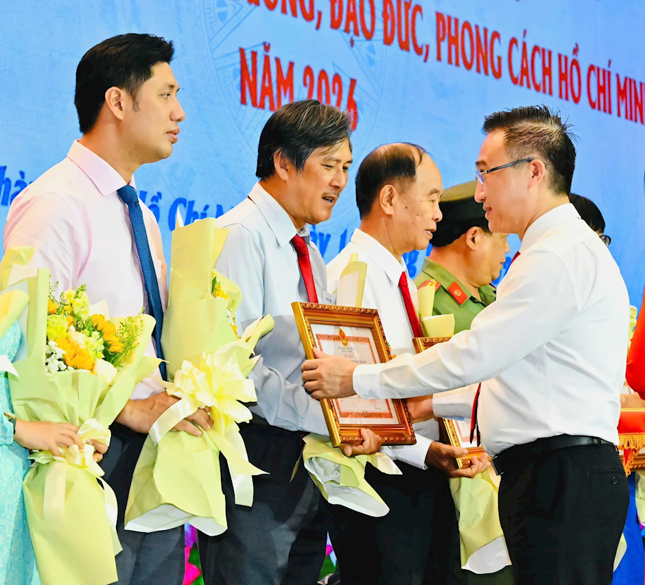 Phó Bí thư Thành ủy TPHCM Đặng Minh Thông trao Bằng khen đến các điển hình. Ảnh: Việt Dũng