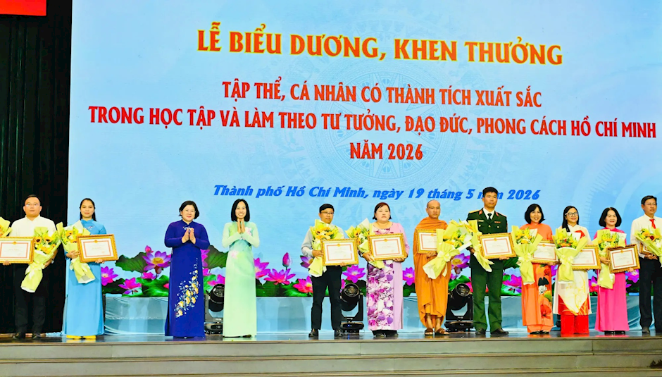 Phó Bí thư Thành ủy TPHCM Văn Thị Bạch Tuyết và Phó Trưởng Đoàn ĐBQH TPHCM Võ Ngọc Thanh Trúc chúc mừng các điển hình được tuyên dương. Ảnh: Việt Dũng