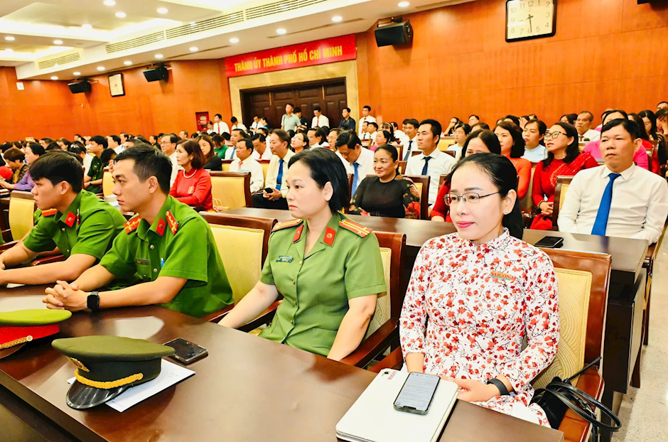 Các đại biểu dự lễ tuyên dương. Ảnh: Việt Dũng