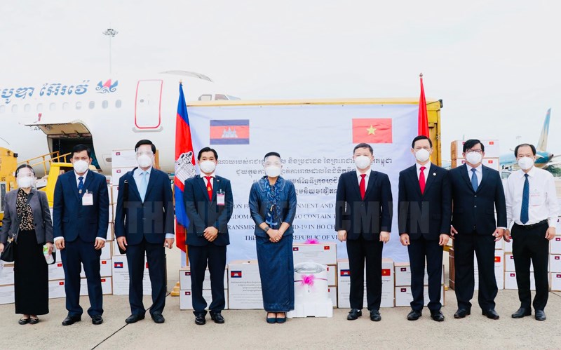 Lễ tiếp nhận lô hàng do Chính phủ và Nhân dân Vương quốc Campuchia gửi tặng hỗ trợ TPHCM.