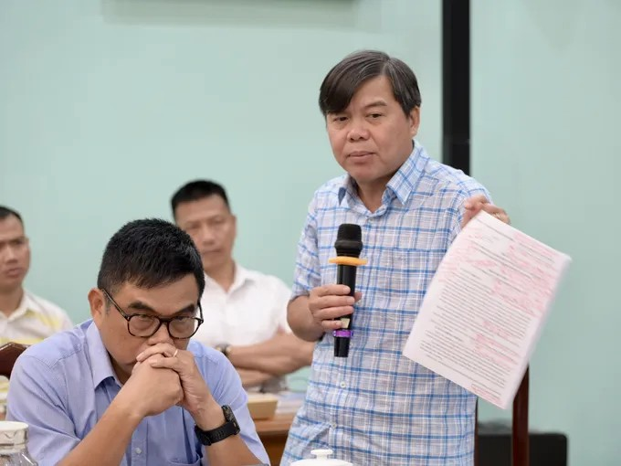 Đồng chí Tăng Hữu Phong trình bày tóm tắt đề án sắp xếp, tinh gọn, mạnh, hiệu năng, hiệu lực, hiệu quả hệ thống báo chí TPHCM. (Ảnh: SGGP)