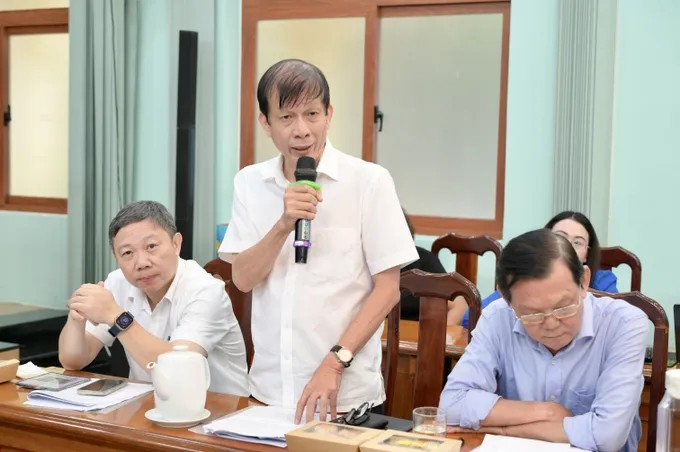 Nhà báo Nguyễn Khắc Văn, Phó Tổng Biên tập Phụ trách Báo Sài Gòn Giải Phóng góp ý. (Ảnh: SGGP)